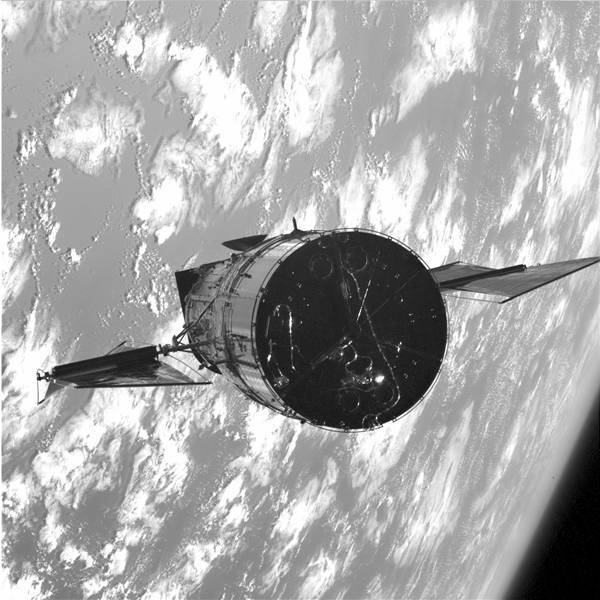 Shot of Hubble in orbit taken by Servicing Mission 1 (Photo: NASA)
