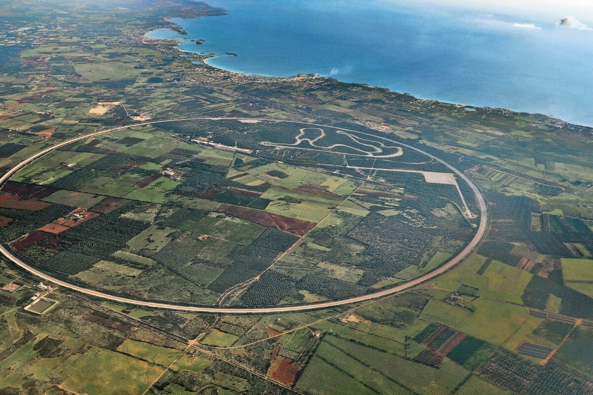 Nardò is one of the few test tracks in the world suitable for extreme speeds, with the outer lane suitable for speeds of 240 km/h with no steering input required due to the camber