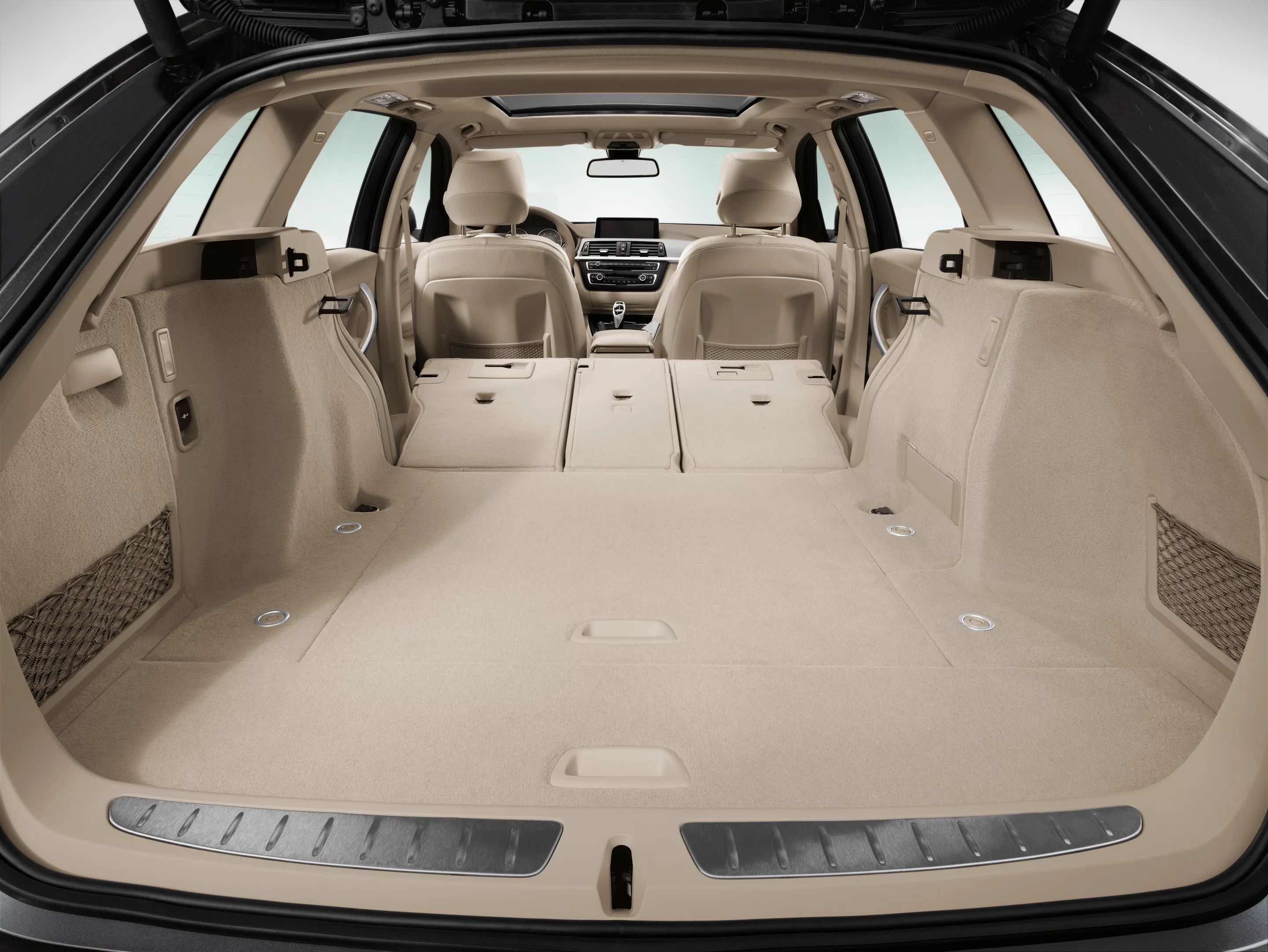 BMW 3 Series Touring, through-loading system with 40:20:40 folding rear seat backrest