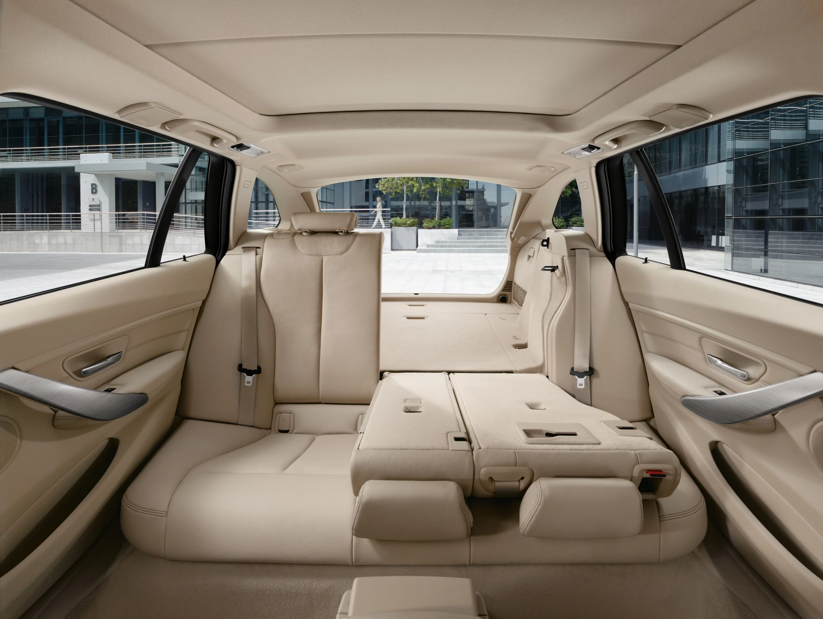 BMW 3 Series Touring, through-loading system with 40:20:40 folding rear seat backrest, Dakota leather Oyster