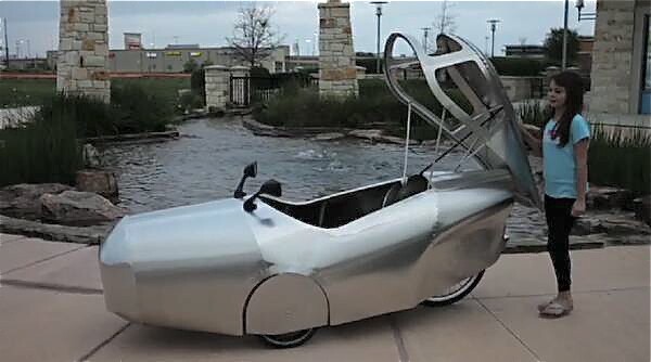 It has a retractable canopy