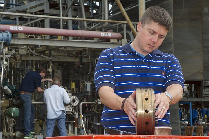 Propulsion systems engineer Greg Barnett prepares a rocket injector for a hot fire test (Image: NASA/MSFC/Emmett Given)