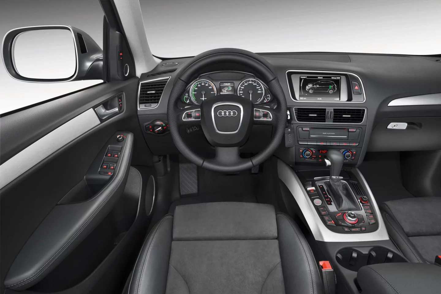 The Audi Q5 hybrid quattro interior