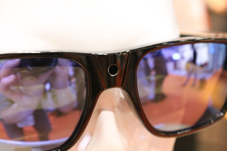 The Fashion Glass can record 1080p video and capture still images at 14.2 MP (Photo: Stu Robarts/Gizmag.com)