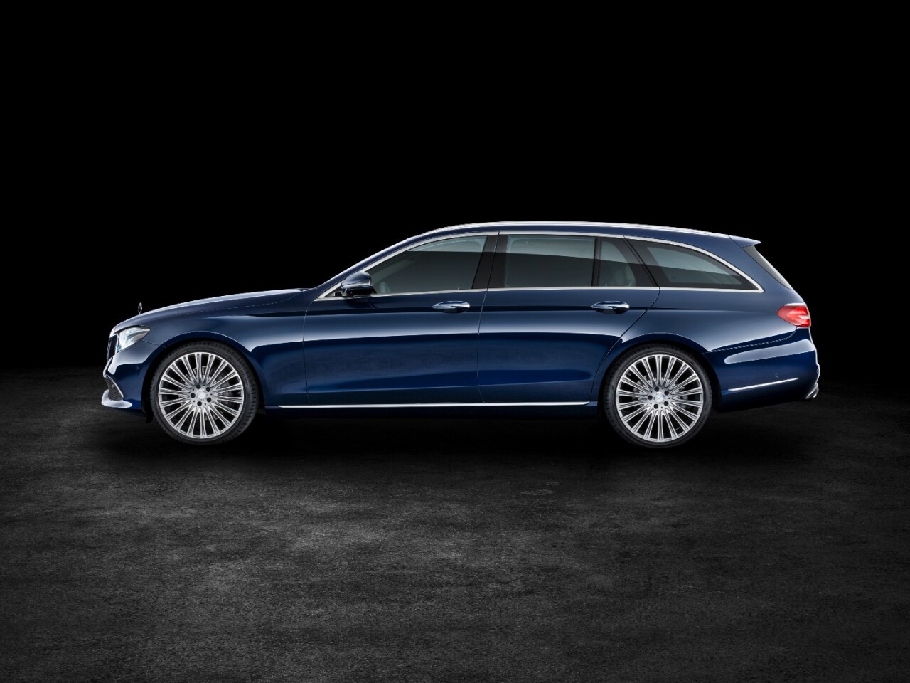 The Estate is capable of towing up to 2,100 kg, thanks to a power-retractable coupling