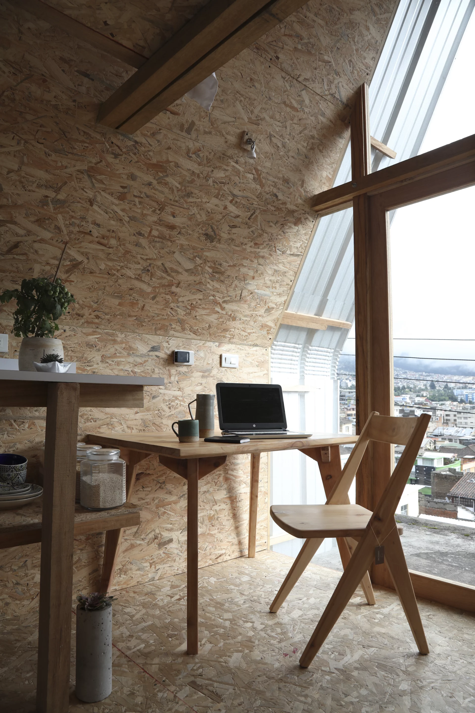 Casa Parásito includes a dining area and home office