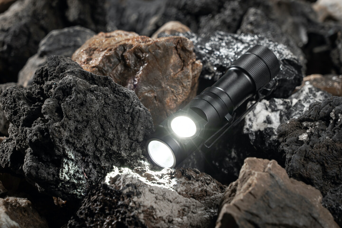 The maximum output of the L1 slow beam and flood beam is 2,000 lumens and 1,000 lumens respectively.