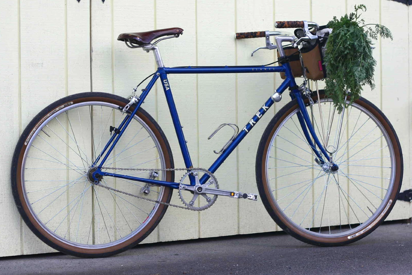 Seattle/Tacoma-area restorer Brendon Reed gave this 1987 Trek 400 a flat bar, a single-speed drivetrain, and 650b wheels