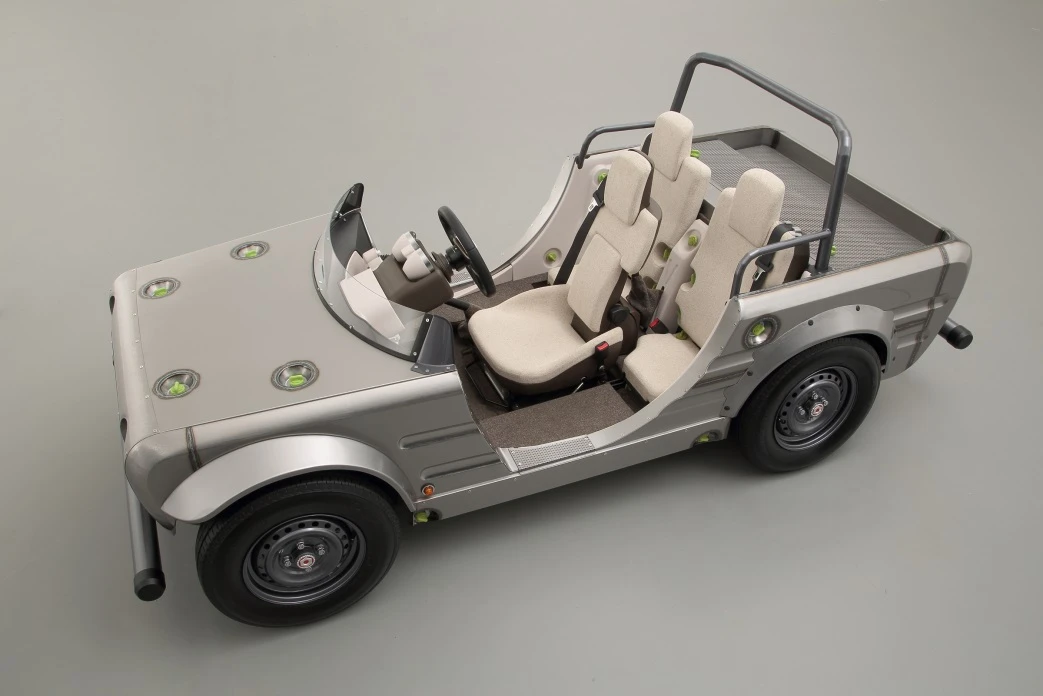 You can clearly see from the this shot the arrow seating arrangement that puts the child firmly in the driving seat
