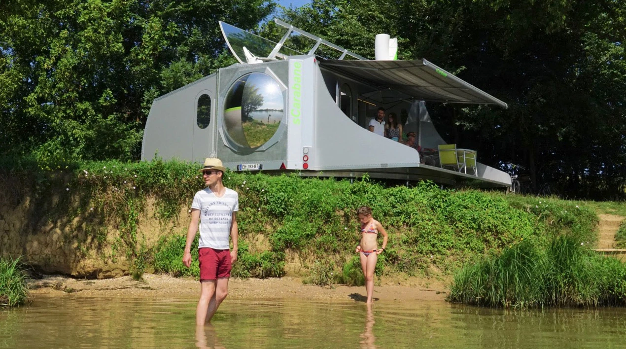 The sCarabane rotates at camp to ensure the optimal positioning of the solar or wind power equipment