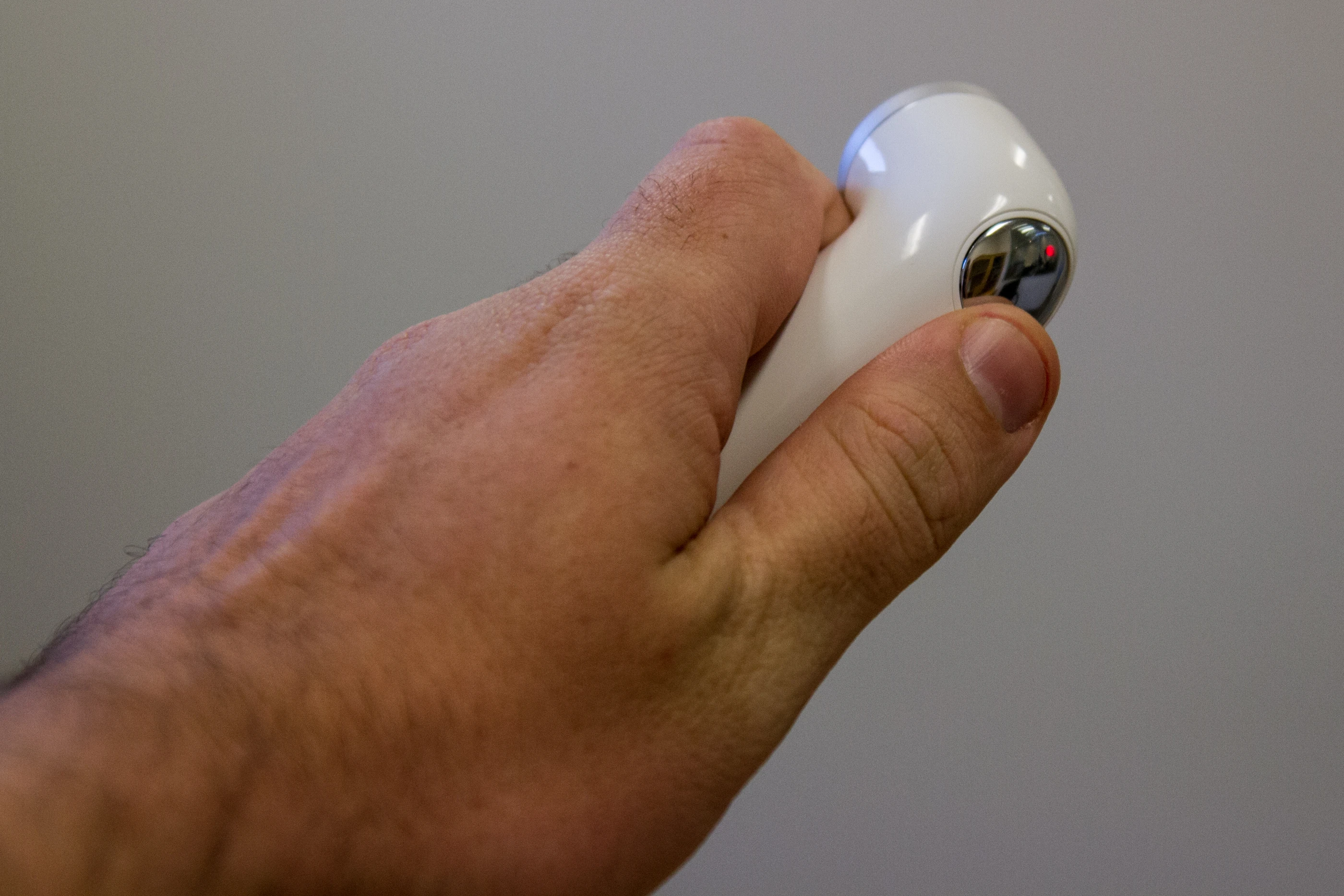 Weighing just 66.5 g (2.35 oz) and measuring 96.7 x 26.5 mm (3.8 x 1.04 in), the waterproof camera is compact and lightweight enough to be carried around without being a burden (Photo: Nick Lavars/Gizmag.com)