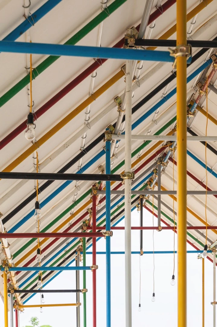 It was built using recycled materials which include scaffolding pipes, sheet metal, brick and bathroom ware