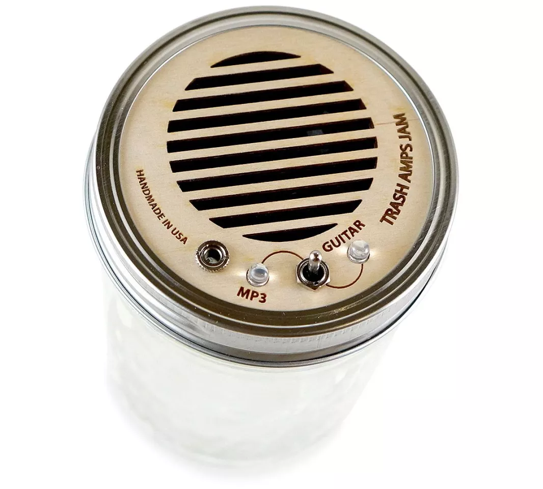 An input switch lets users choose between MP3 and guitar line-in levels