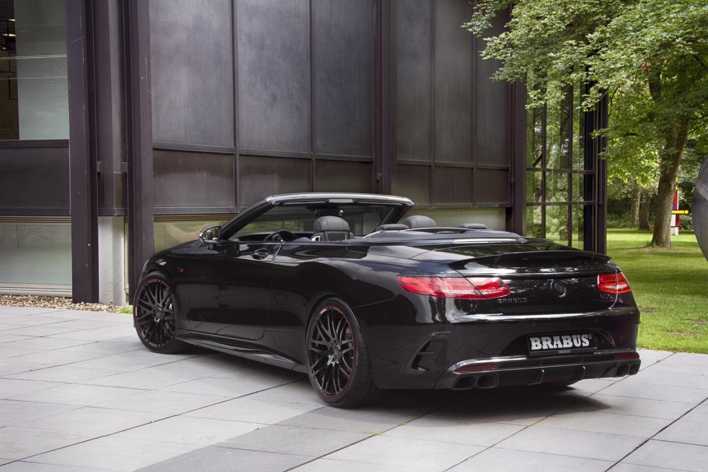 The Brabus S63 AMG is still a handsome car, even if it's a bit darker than the standard version