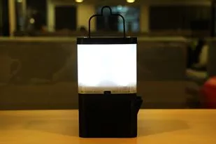 The Salt LED lamp relies on a galvanic cell battery, in which the electrolyte solution consists purely of salty water
