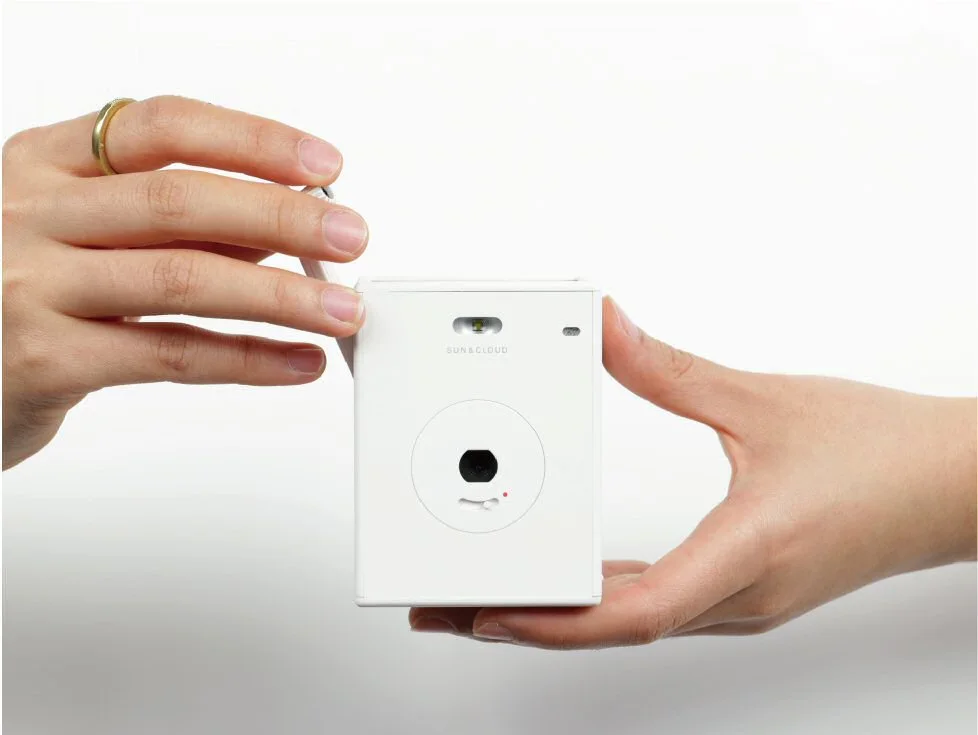The onboard battery of the Sun and Cloud camera from Superheadz can be charged via USB, a small photovoltaic panel or by a side-mounted hand crank