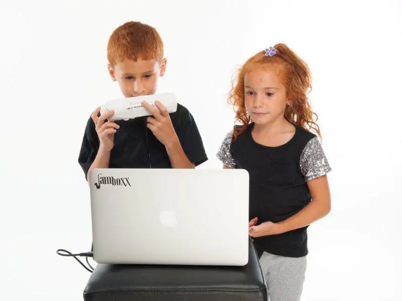 The Jamboxx team says that using the instrument is easy and there's no requirement to read music, as the melodies are displayed on the computer screen with a numeric tab system