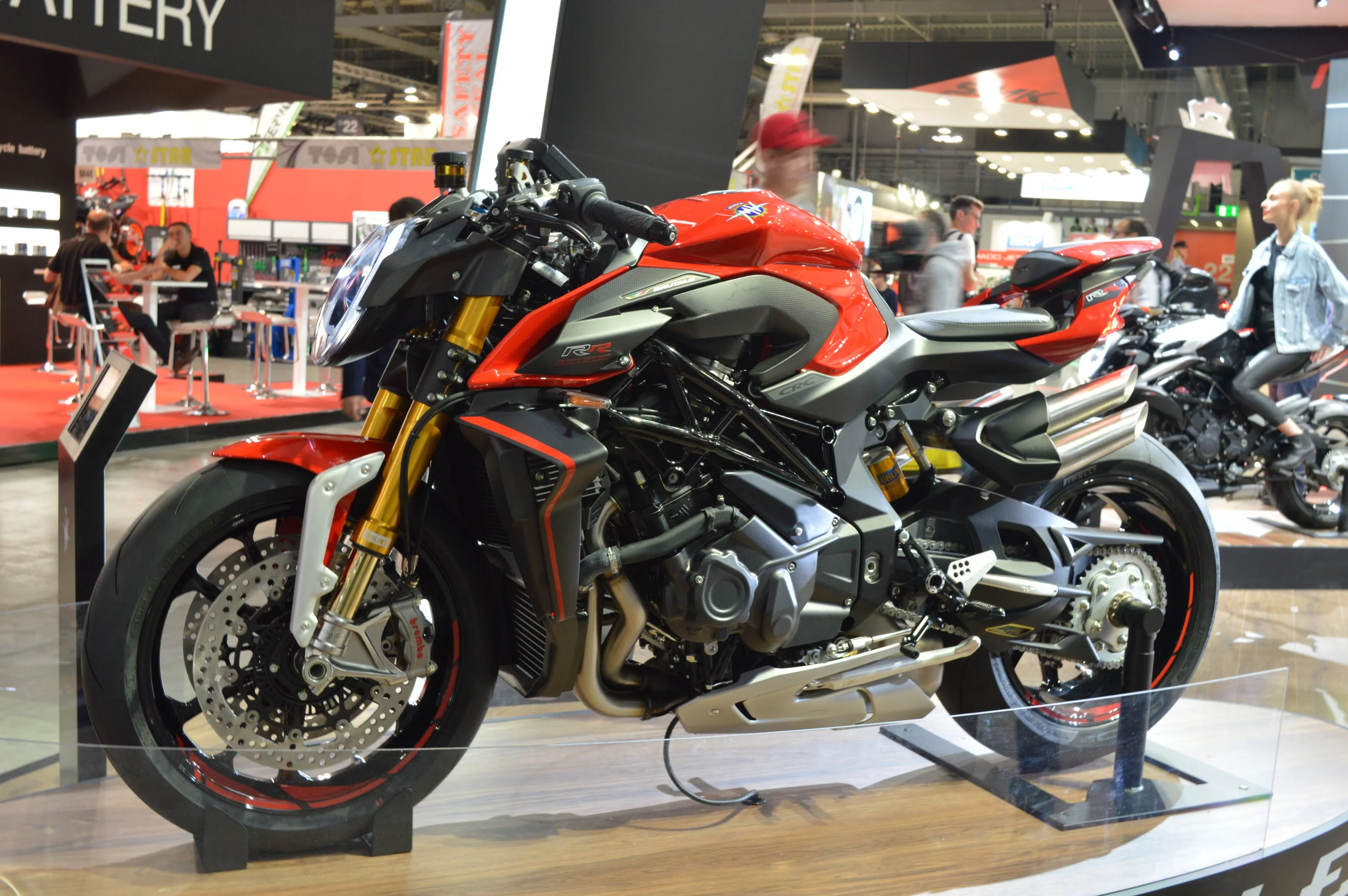Just like the Superveloce, the MV Agusta Brutale 1000RR is the base model of the similar Serie Oro jewel from last year. Producing 208 hp in standard trim, the description "base model" does seem a bit out of place though