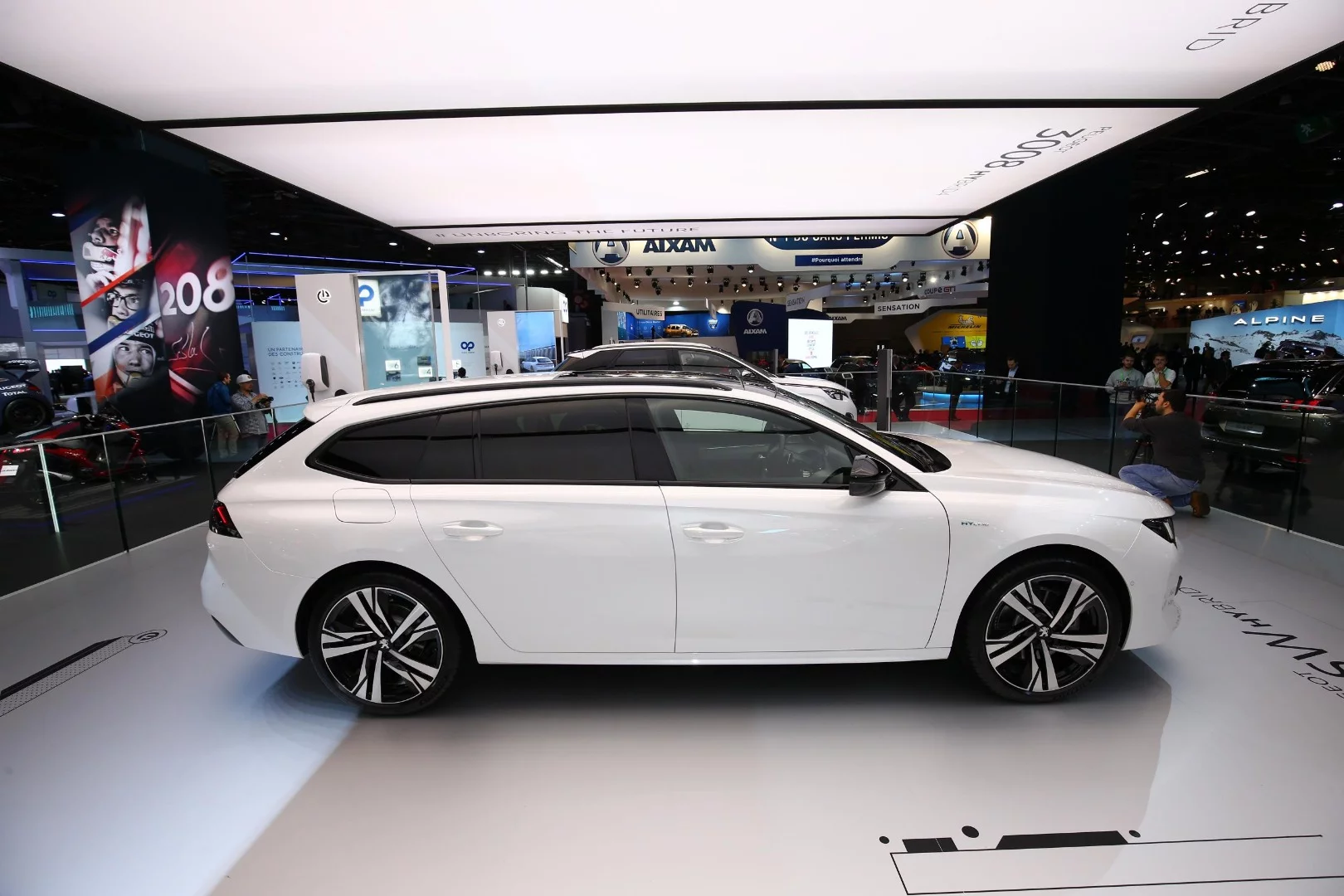 The Kia ProCeed wasn't the only sexy sports wagon debuting in Paris: Here we have the Peugeot 508 SW