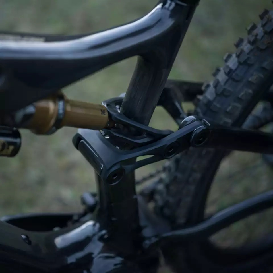 The Amflow PL uses a Fox rear shock and four-bar linkage suspension designed for smooth pedaling and big cushioning