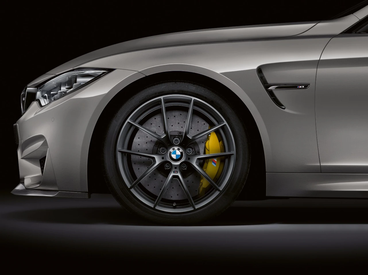 Those wanting even less weight and extended durability can opt for M carbon ceramic discs with six- and four-pot calipers