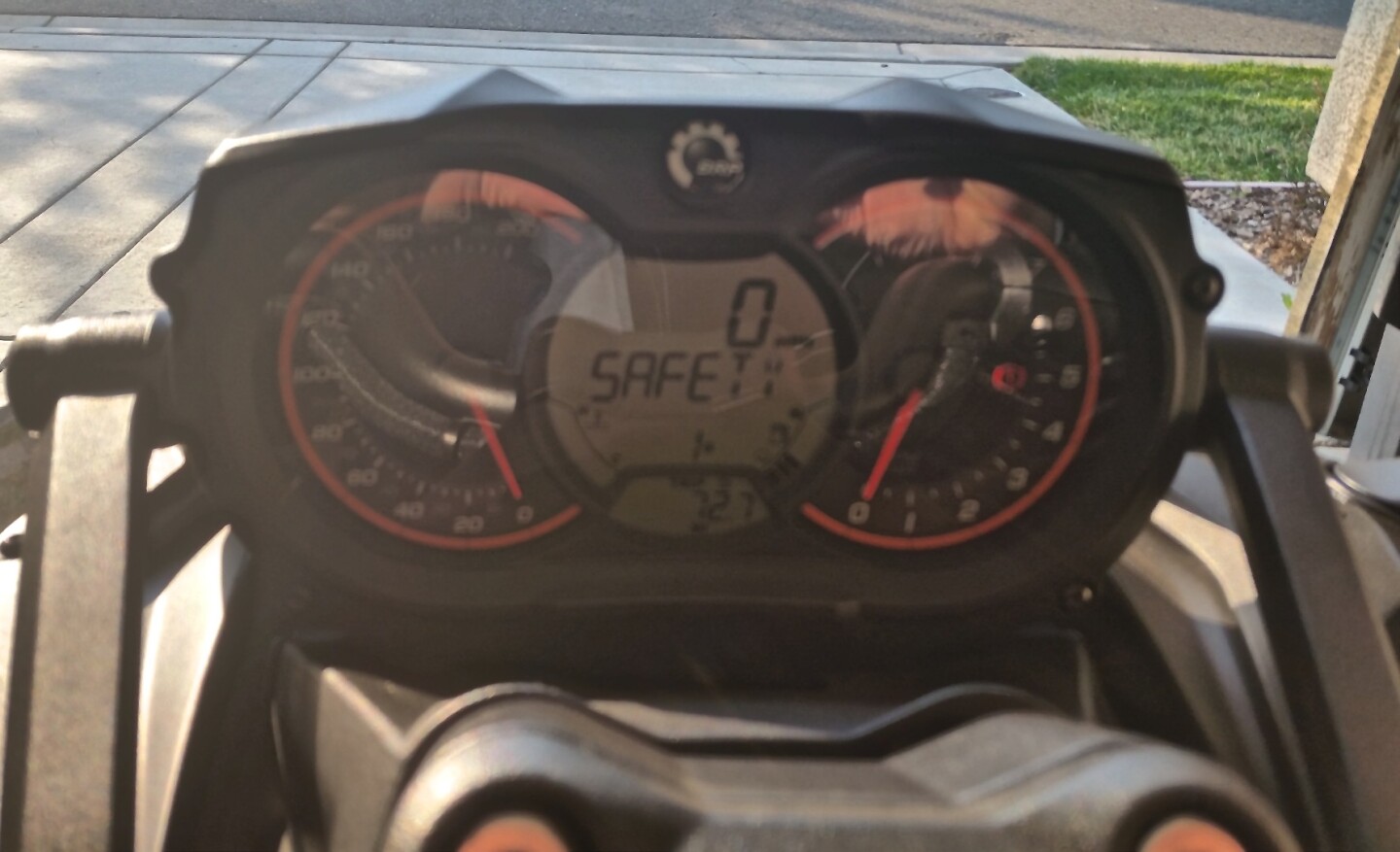 The gages of the F3-S are easy to read in daylight or night time situations