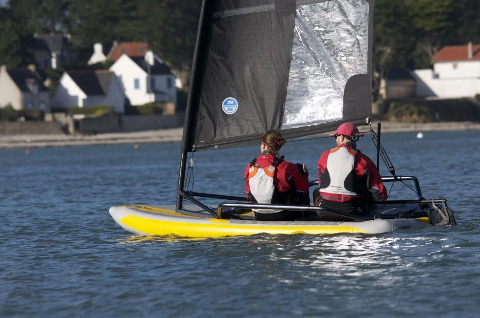 A couple enjoy sailing in calm weather (Photo: Christiane Le Port)