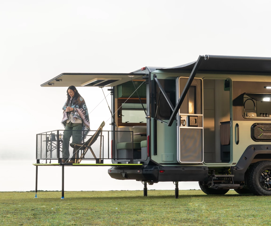The dual rear gate system creates a covered terrace and al fresco dining at the indoor table