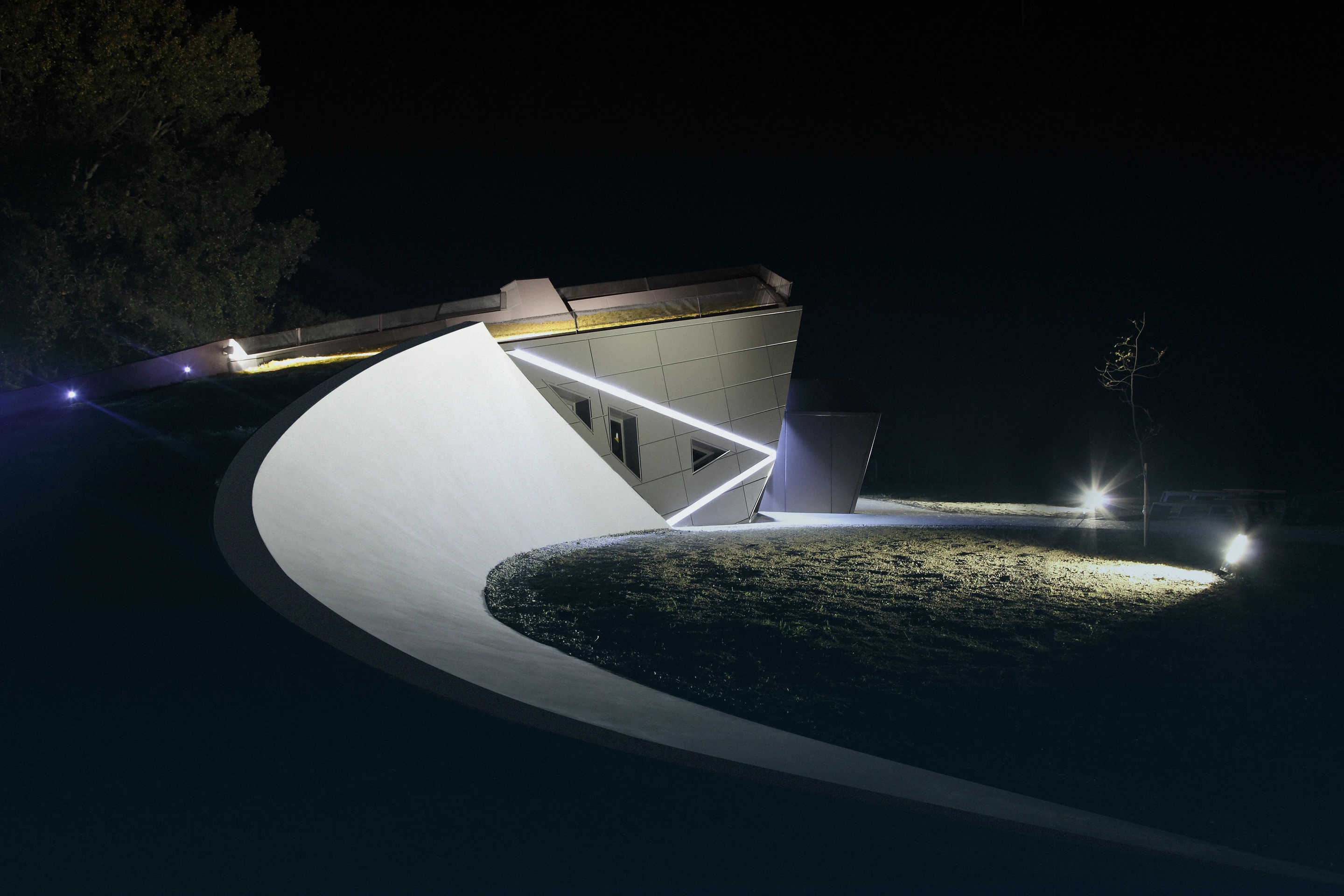 With an area of just 125 square meters (1345 sq. ft), the museum represents an efficient use of space by presenting digital exhibitions from all over the world