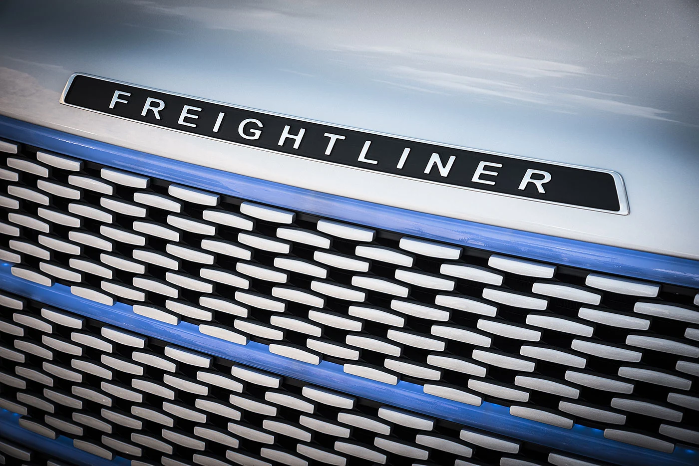 The Freightliner Inspiration can read road markings