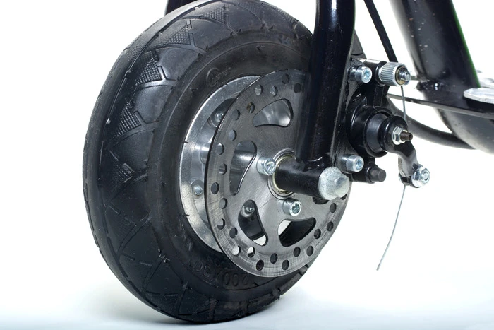 It has front and rear disc brakes