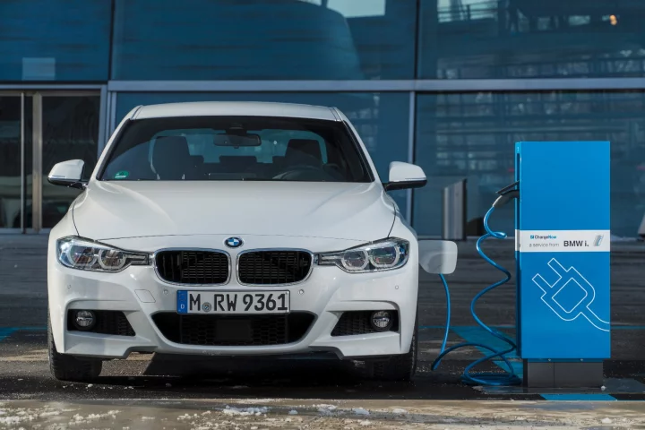 The 330e iPerformance can drive in all-electric mode for about 14 miles on a full charge at speeds up to 75 mph (121 km/h)