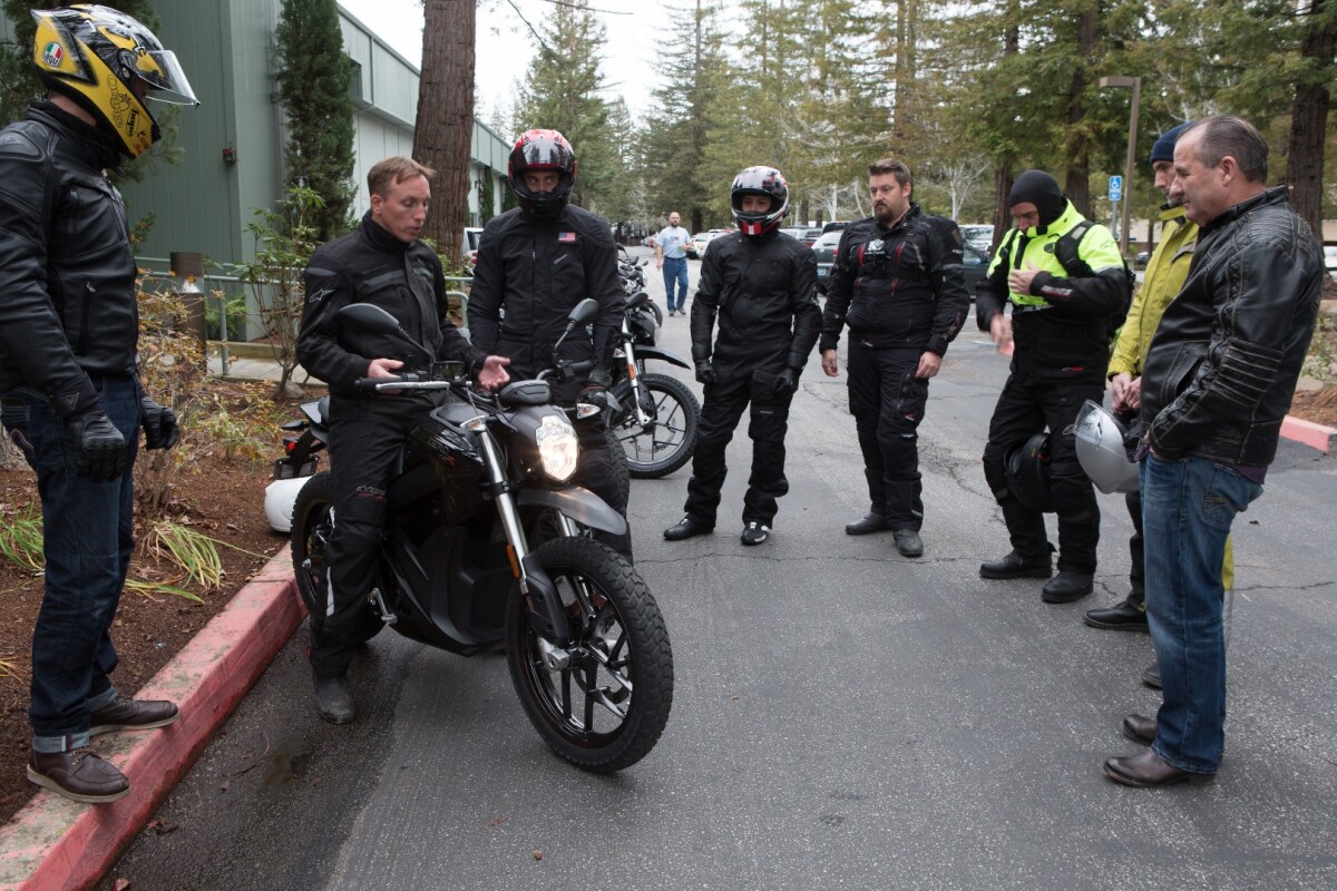 Zero's Sean McLaughlin briefs the assembled journos before heading off toward Alice's; there's always one guy that hasn't got his helmet and gloves on yet.
