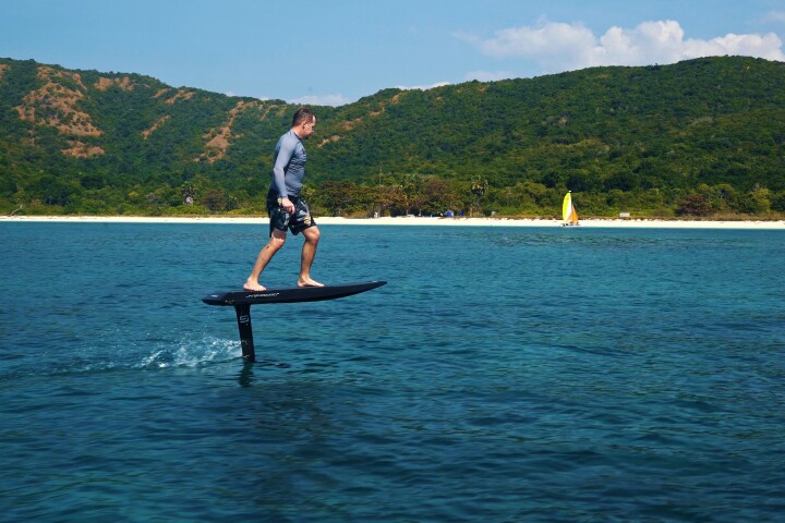 One board, two ways to ride: The Hybridboard can be an eFoil or an electric surfboard