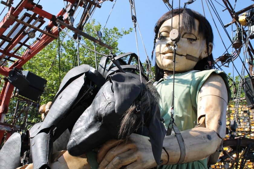 Xolo needs 20 operators in order to move him (Photo: Stu Robarts/Gizmag)