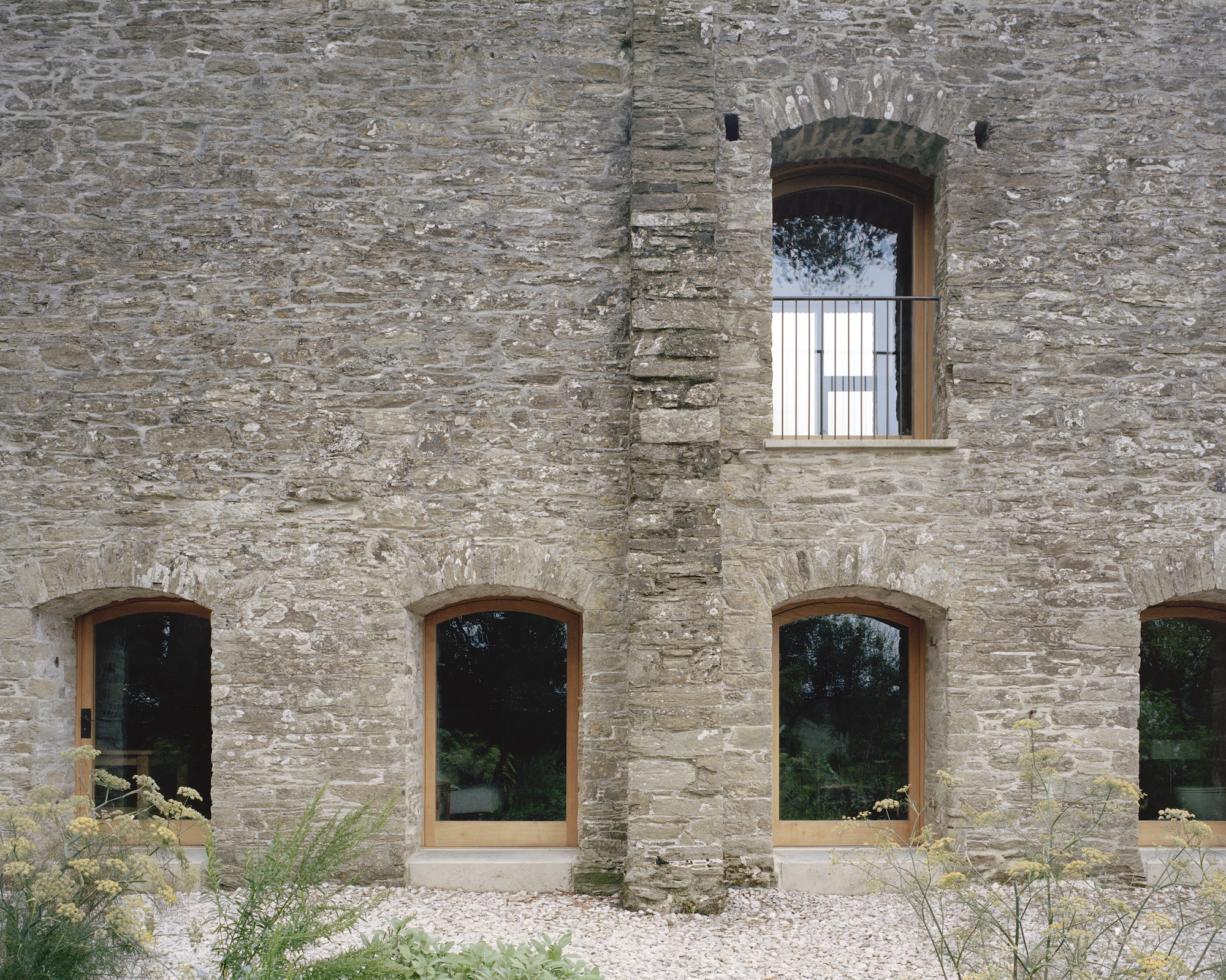 The Outfarm was designed by TYPE Studio and is located in Devon. The project is an excellent example of a barn conversion done right and is described as a "gem in the rough" by RIBA