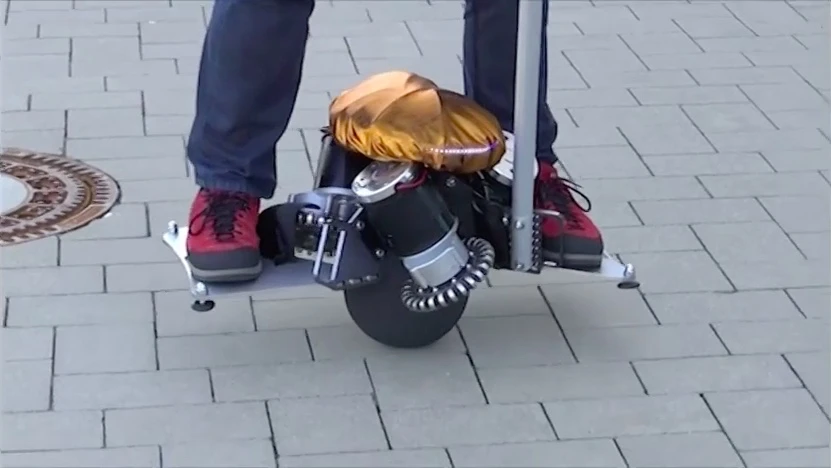 As with a Segway, accelerating and braking of the Üo are achieved simply by leaning forward or back, while turns can be made by leaning to either side