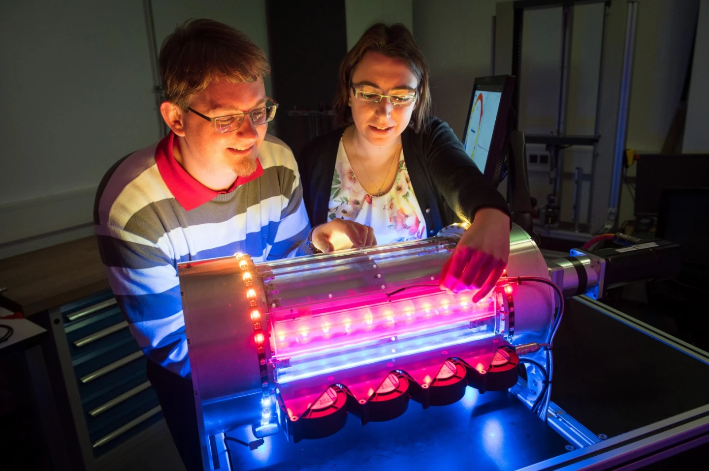 PhD students Felix Welsch and Susanne Marie Kirsch with the first machine that cools air with nickel-titanium muscles