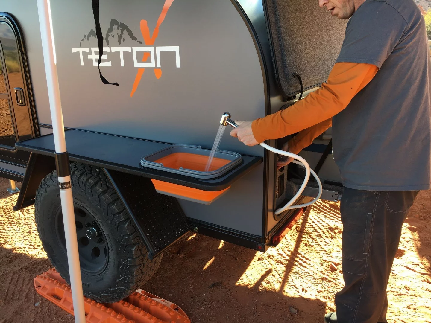 TetonX offers a simple sink solution: a sprayer hose with collapsible basin, 12V pump and 7-gal water tank