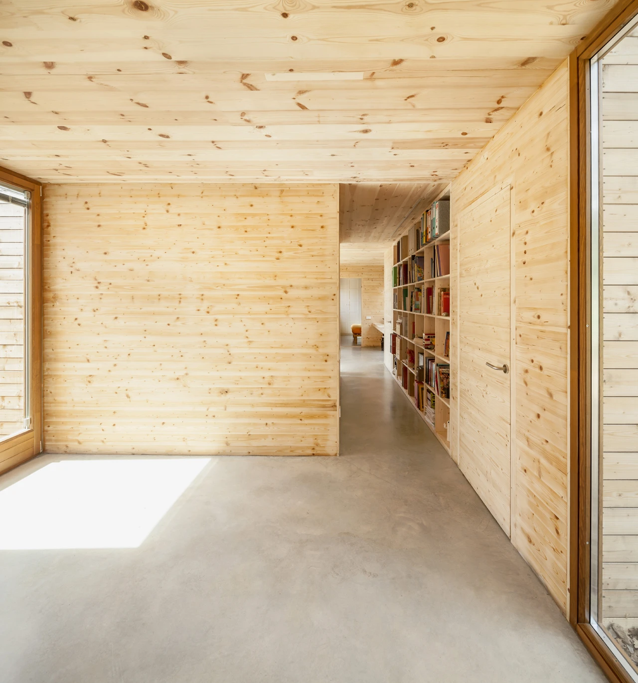 The modules are joined to an interstitial space (Photo: Adrià Goula)