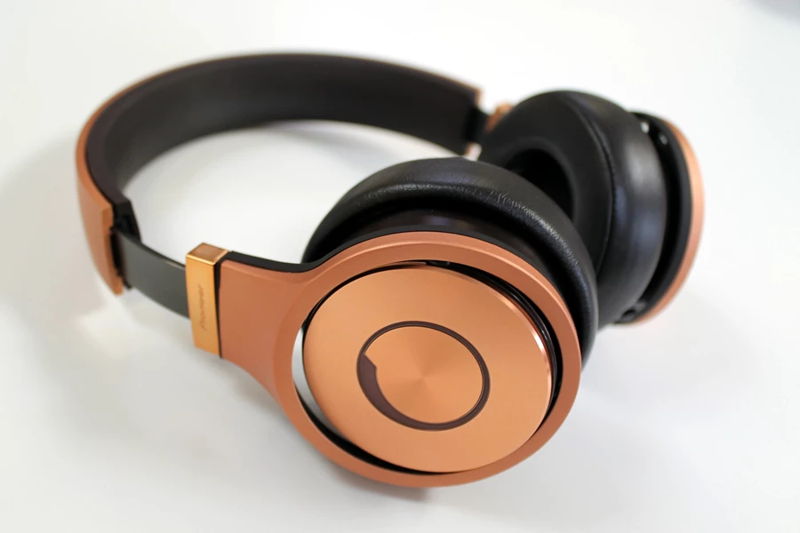 The SE-MX9s do feel perhaps a little cheap or plasticy in places (Photo: Stu Robarts/Gizmag)