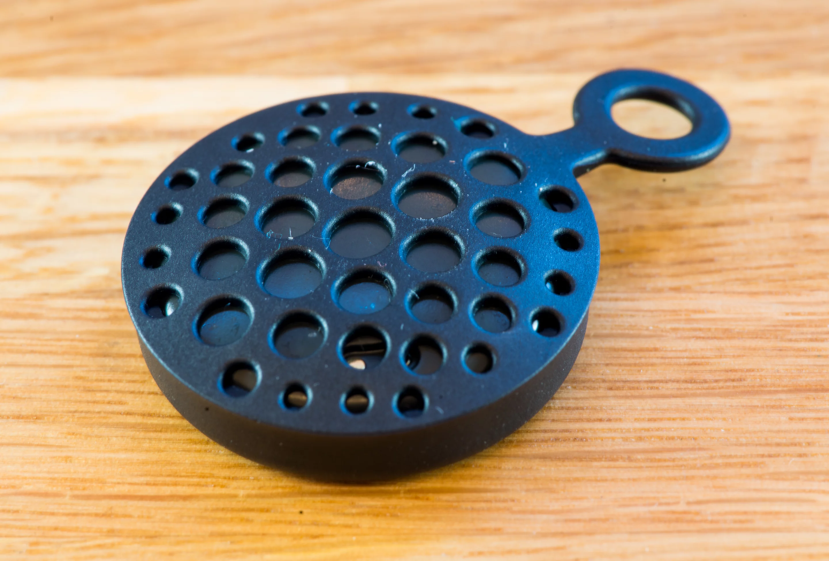 The rubber holder for the Moov HR features a familiar style