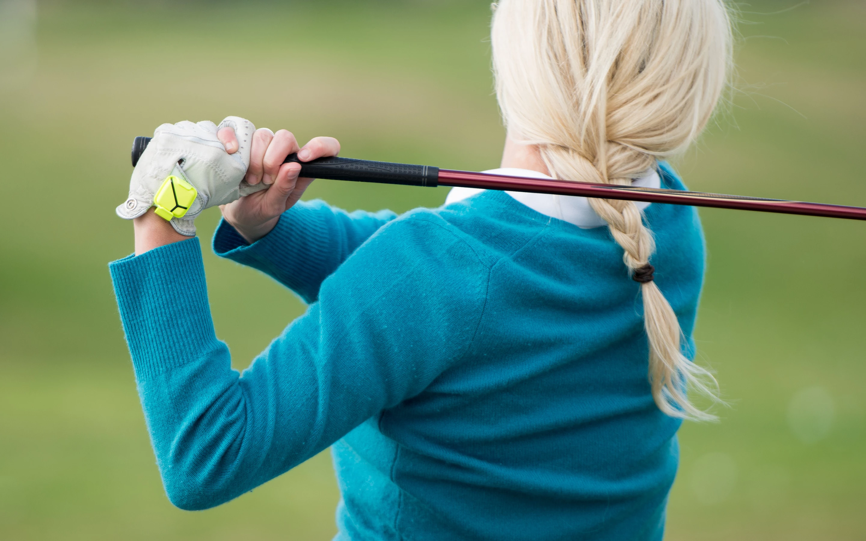 The Zepp Golf sensor attaches to the back of your golf glove