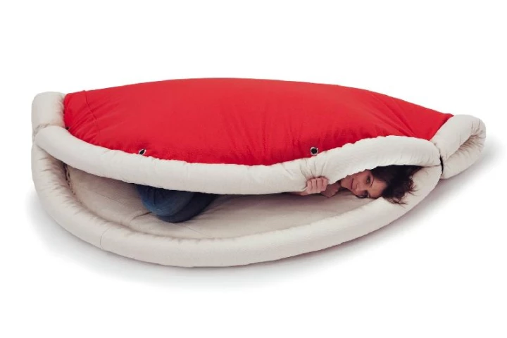Blandito can be used as a rug, a sleeping bag, a bean bag, or an armchair – at the very least (Photo: Belnotes.it)