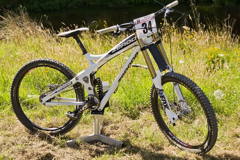 The Zerode G-1 mountain bike incorporates a mid-bike-mounted internal geared hub, which is said to allow it to perform better than a regular MTB in a variety of ways