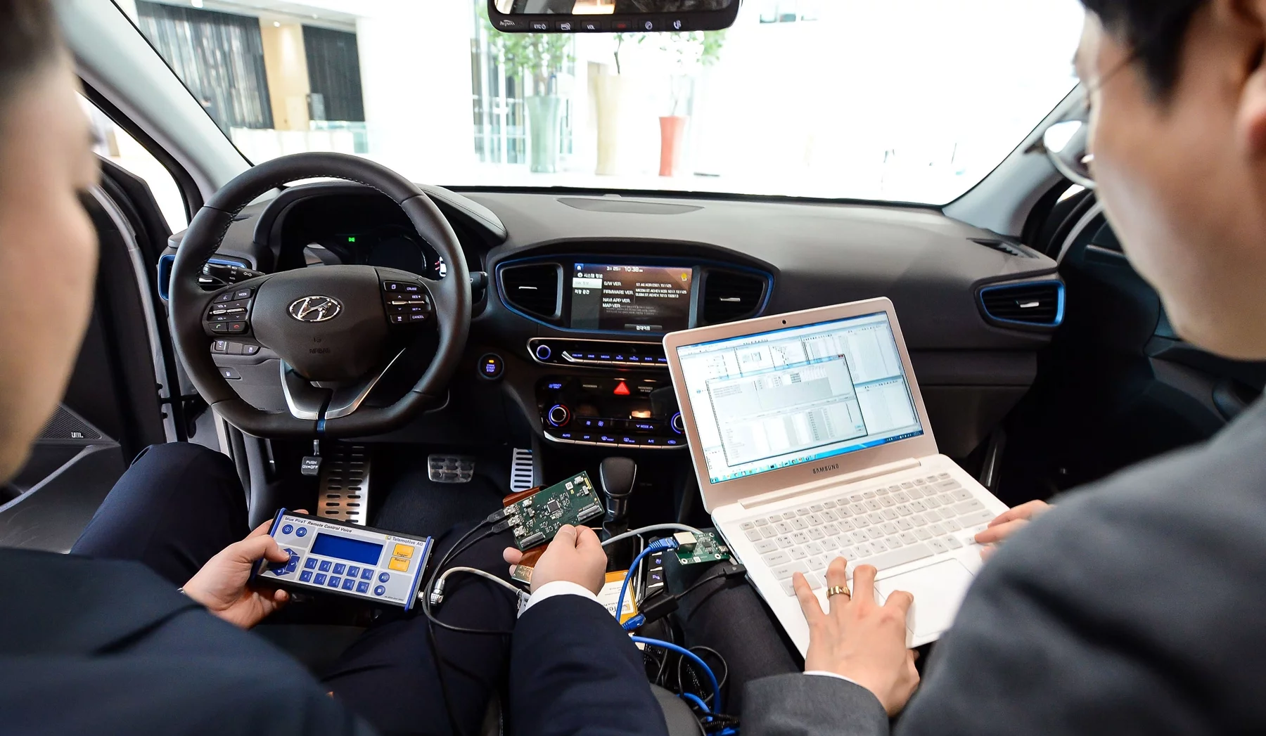 Hyundai says it plans to collaborate with leading global IT and networking companies to develop a "Hyper-connected and Intelligent Car" concept