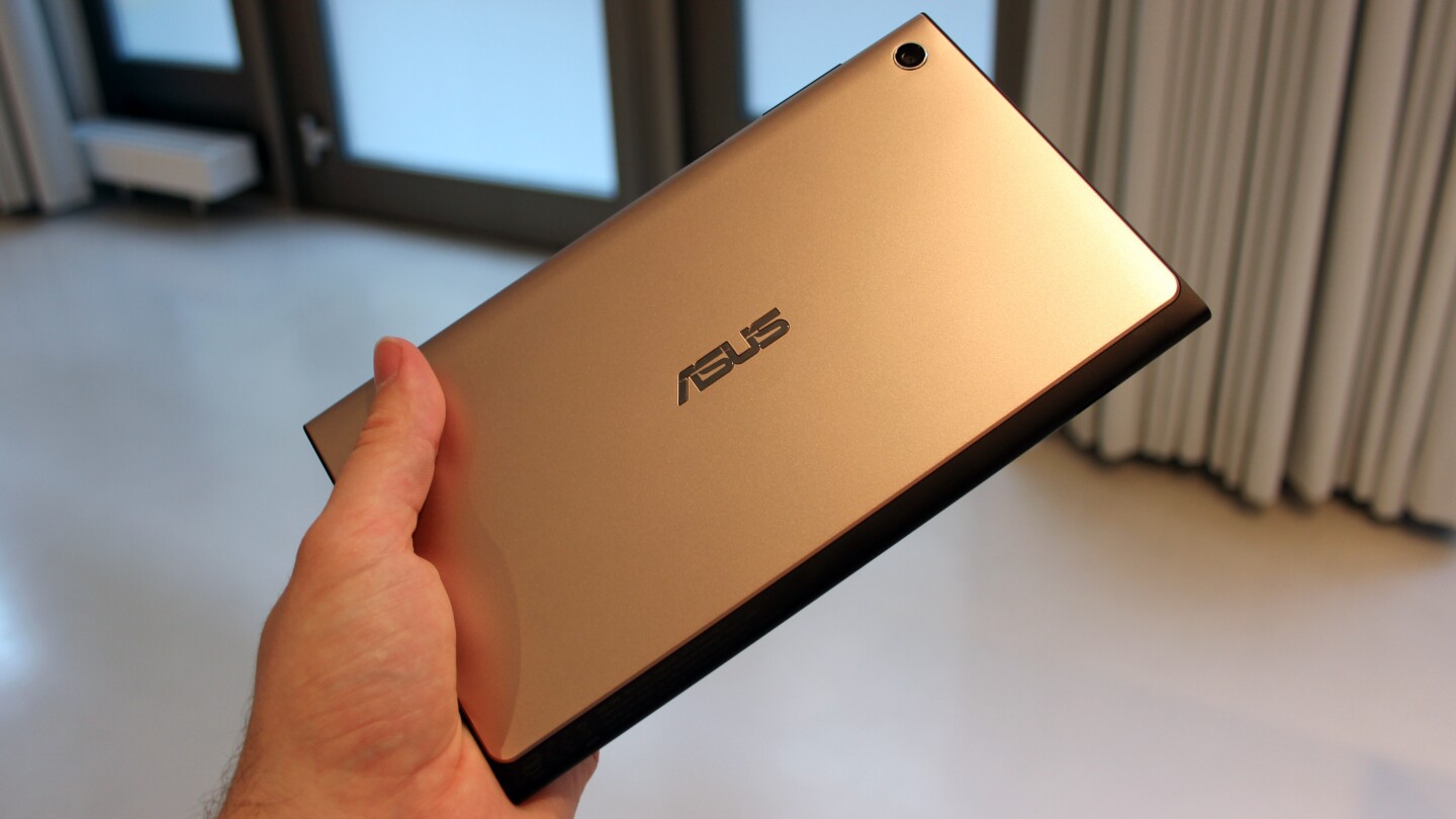 The tablet is takes design cues from the clutch handbag (Photo: Chris Wood/Gizmag.com)