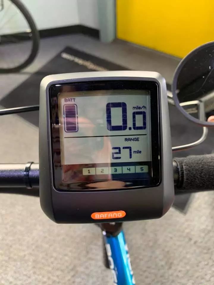 A handlebar-mounted display shows speed, remaining range, assist levels and battery charge