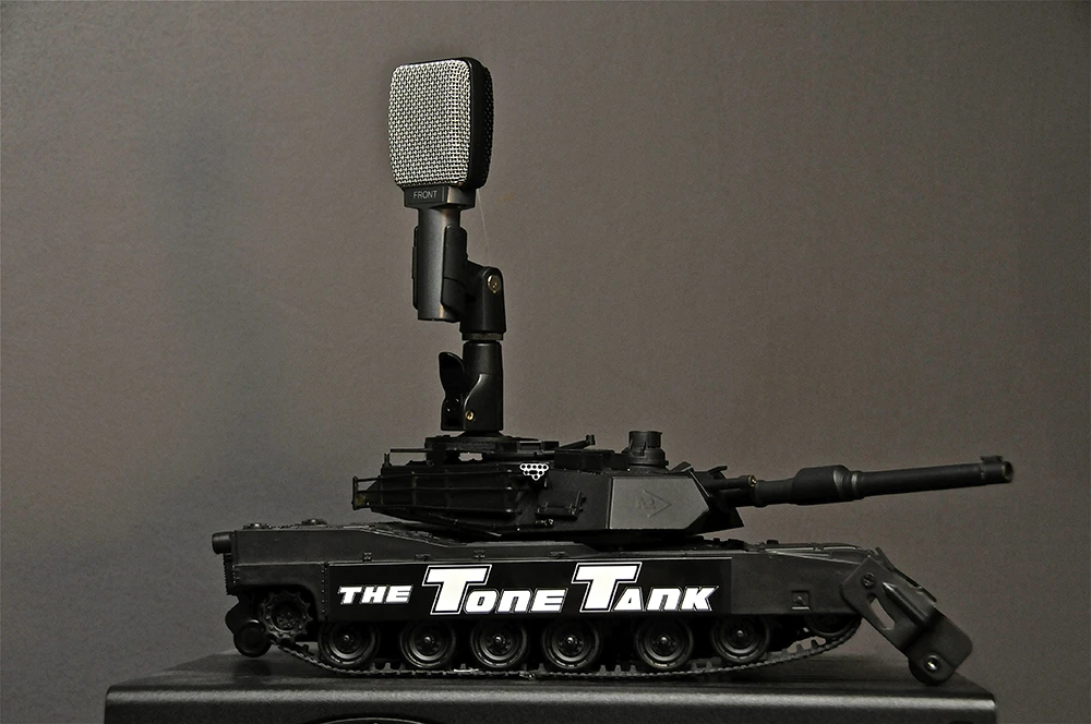 The gun turret rotates up to 320 degrees left or right, and the cannon is capable of firing Airsoft Battle Bullets up to 25 meters