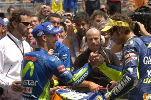 Whilst many are quick to pint out that rossi has fallen out with his two main rivals, he clearly has no issues with Marco melandri - his main current rival on the points table.